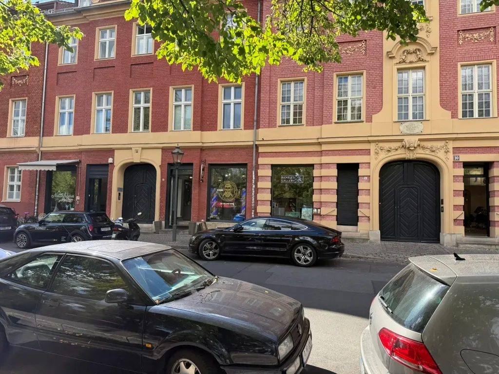 포츠담 네덜란드 지구((Holländisches Viertel)의 특징인 붉은 벽돌 집. 버스 안에서 찍은건데두 별 티 안나게 잘 나온거 같다. 붉은 벽돌 집이 네덜란드의 전형적 건축 양식이라고.