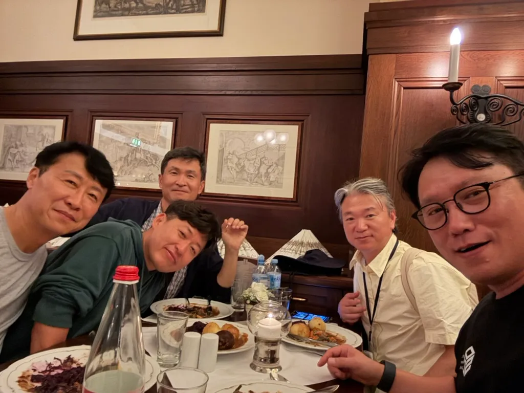 우리조의 남자 + 팀장님이랑 한 컷. 이 날 원래 우리조끼리 저녁을 먹기로 했는데, 어찌저찌 삑사리가 나서 실패. 또 어찌저지 남자 조원끼리 한 테이블을 쓰게 되었으니.
