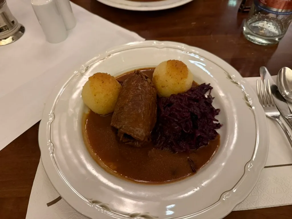 저녁 식사였던 고기는 롤라데(Roulade)라 불린다고. 얇게 썬 소고기에 베이컨, 양파, 피클 등을 넣고 둘둘 말아 육수에 끓인 음식이라 Gemini AI가 전한다. 여하간 짜서 거의 대부분을 남겼다.